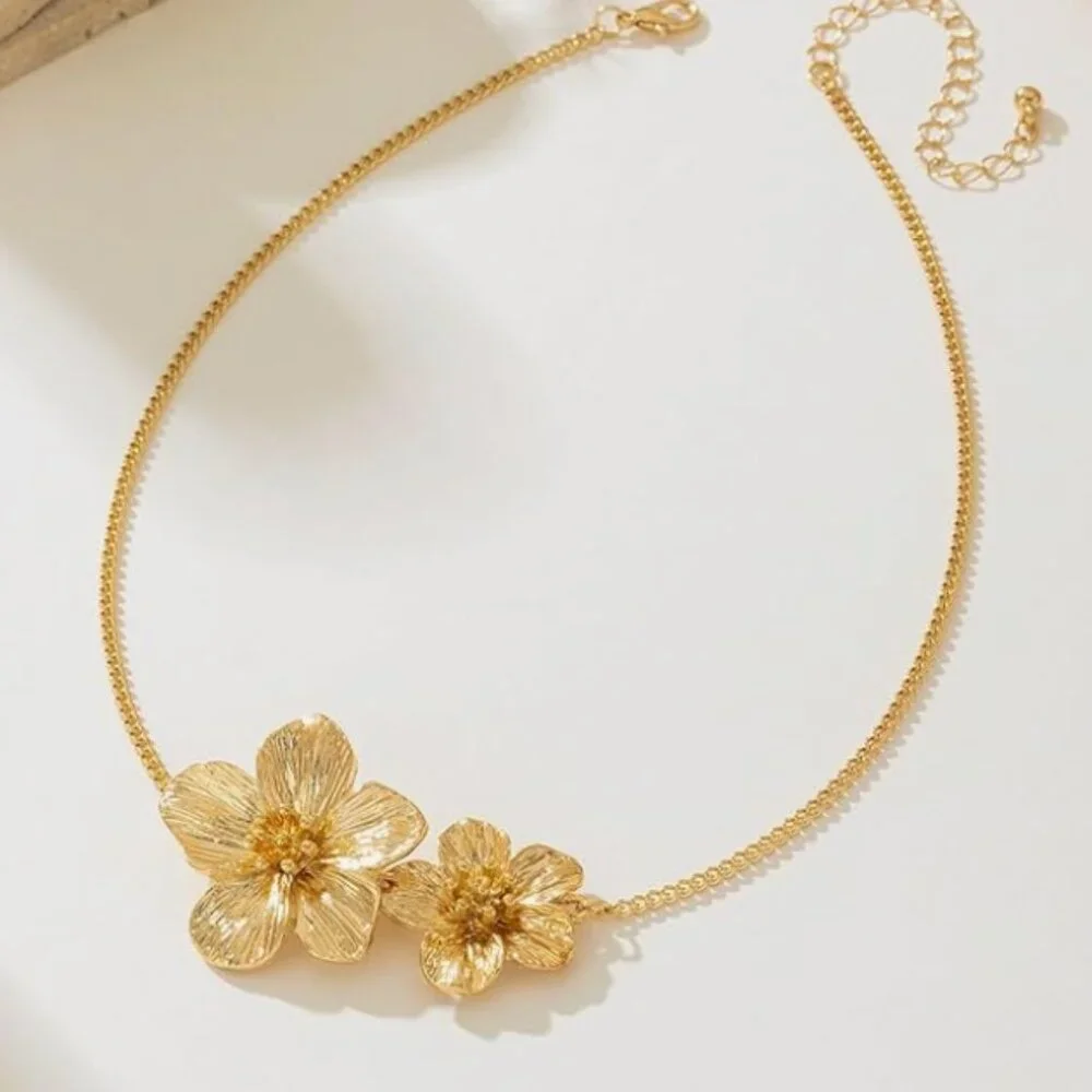 Golden Flower Necklace - Picture 4 of 6